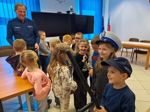 Przedszkolaki odwiedzają przeworską jednostkę