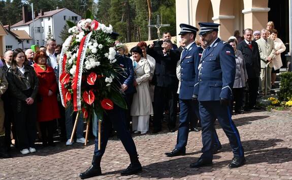 Uroczystości upamiętniając pomordowanych w Katyniu policjantów, duchownych oraz nauczycieli, które odbyły się w Majdanie Sieniawskim