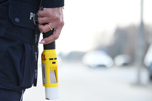 Urządzenie do badania stanu trzeźwości trzymane w ręku policjantki