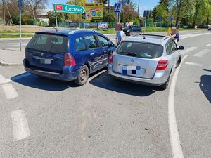 Pojazdy uczestniczące w zdarzeniu drogowym na rondzie w Gwizdaju