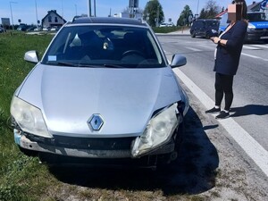 Pojazd uczestniczący w zdarzeniu drogowym na rondzie w Gwizdaju