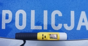 Alcosensor położony na masce samochodu policyjnego