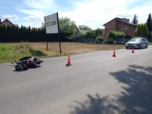 Miejsce zdarzenia drogowego na drodze leży motorower