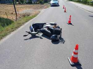 Miejsce zdarzenia drogowego na drodze leży motorower