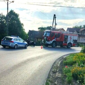 Miejsce zdarzenia drogowego straż pożarna , policja i motocykl