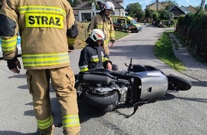 Miejsce zdarzenia drogowego straż pożarna , policja i motocykl