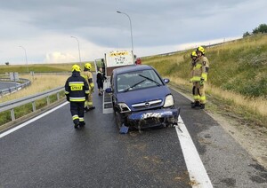 Miejsce zdarzenia drogowego pojazd Opel Meriva w przydrożnym rowie