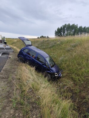 Miejsce zdarzenia drogowego pojazd Opel Meriva w przydrożnym rowie