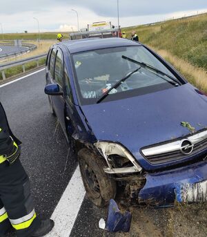 Miejsce zdarzenia drogowego pojazd Opel Meriva w przydrożnym rowie