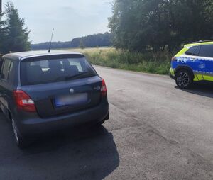 Radiowóz policyjny i zatrzymany pojazd skoda