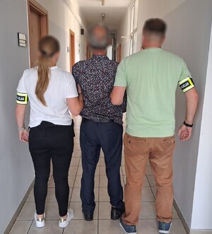 Policjanci z zatrzymanym sprawcą kradzieży
