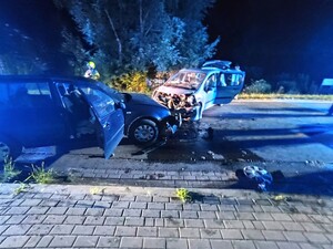 Miejsce zdarzenia drogowe oraz uszkodzone przody pojazdów renault i volkswagen