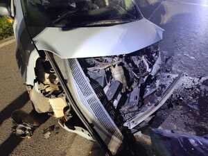 Miejsce zdarzenia drogowe oraz uszkodzone przody pojazdów renault i volkswagen
