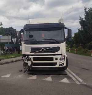Miejsce zdarzenia drogowe i uszkodzony bok samochodu ford