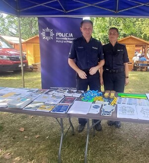 Policjanci podczas piknik na stoisku profilaktycznym i z psami policyjnymi