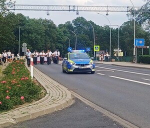 Policjanci podczas piknik na stoisku profilaktycznym i z psami policyjnymi