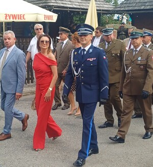 Policjanci podczas piknik na stoisku profilaktycznym i z psami policyjnymi