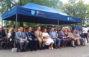 Policjanci podczas piknik na stoisku profilaktycznym i z psami policyjnymi