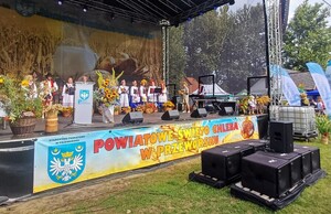 Policjanci podczas piknik na stoisku profilaktycznym i z psami policyjnymi