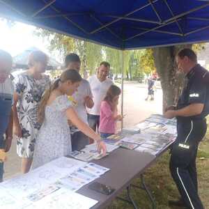 Policjanci podczas piknik na stoisku profilaktycznym i z psami policyjnymi