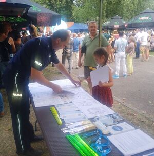 Policjanci podczas piknik na stoisku profilaktycznym i z psami policyjnymi