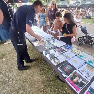 Policjanci podczas piknik na stoisku profilaktycznym i z psami policyjnymi