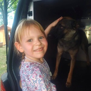 Policjanci podczas piknik na stoisku profilaktycznym i z psami policyjnymi
