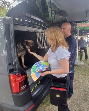 Policjanci podczas piknik na stoisku profilaktycznym i z psami policyjnymi