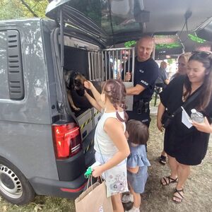 Policjanci podczas piknik na stoisku profilaktycznym i z psami policyjnymi