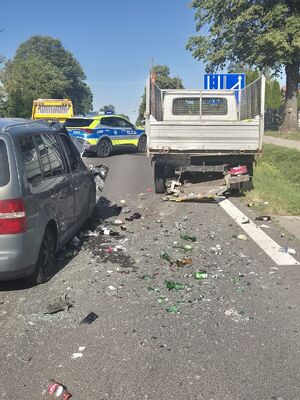 Miejsce zdarzenia drogowego oraz uszkodzony przód pojazdu marki Volkswagen