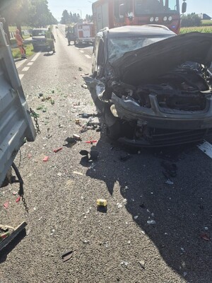 Miejsce zdarzenia drogowego oraz uszkodzony przód pojazdu marki Volkswagen