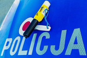 maska samochodu policyjnego a na niej położony alcosensor i tarcza sygnalizacyjne