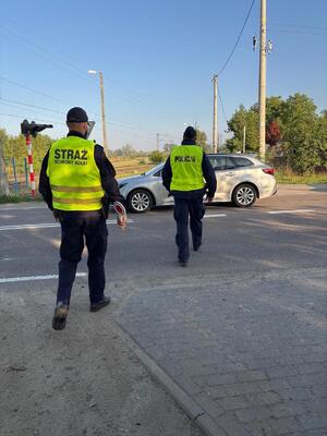 Wspólne działania Policji i SOK na przejazdach kolejowych