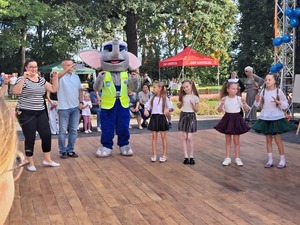 Policjanci podczas pikniku z dziećmi