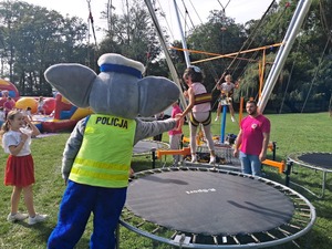 Policjanci podczas pikniku z dziećmi