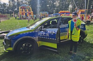 Policjanci podczas pikniku z dziećmi