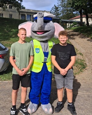 Policjanci podczas pikniku z dziećmi