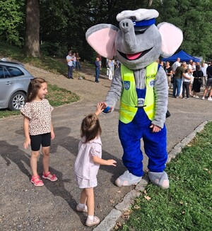 Policjanci podczas pikniku z dziećmi