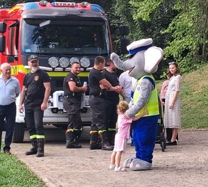 Policjanci podczas pikniku z dziećmi