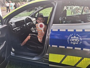Policjanci podczas pikniku z dziećmi