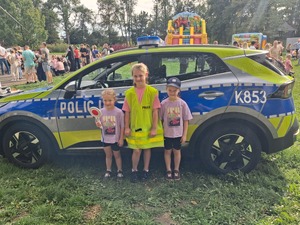 Policjanci podczas pikniku z dziećmi
