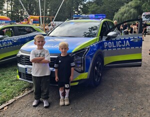 Policjanci podczas pikniku z dziećmi