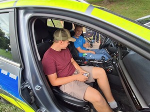 Policjanci podczas pikniku z dziećmi