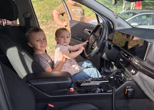 Policjanci podczas pikniku z dziećmi