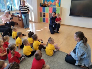 Przedszkolaki podczas spotkania z policjantami