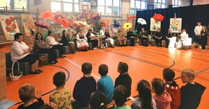 Policjantka podczas czytania dzieciom