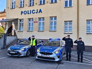 Policjanci przy radiowozach oddali hołd zmarłemu koledze