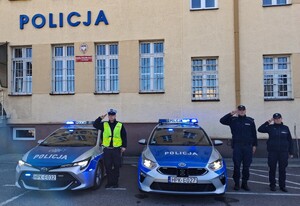 Policjanci przy radiowozach oddali hołd zmarłemu koledze